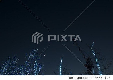 一個建築工地,有一個神聖的夜晚,一個帶塔式起重機的建築工地,還有一個生動的夜晚,新月的臉也出現了。 一個建築工地,有一個神聖的夜晚,一個帶塔式起重機的建築工地,還有一個生動的夜晚,新月的臉也出現了。 44482192