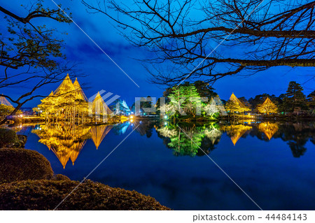 Kanazawa Kenrokuen Snow Hanging Reflection 44484143