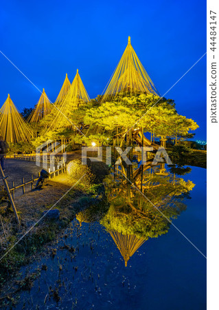 Kanazawa Kenrokuen Snow Hanging Reflection 44484147
