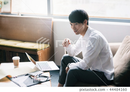 一個男人在工作 一個男人在工作 44484160