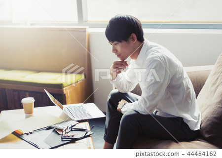 一個男人在工作 一個男人在工作 44484162