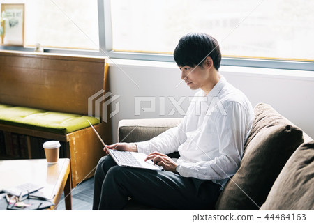 一個男人在工作 一個男人在工作 44484163