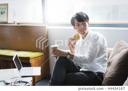 工作的商人,當採取快餐時 工作的商人,當採取快餐時 44484167