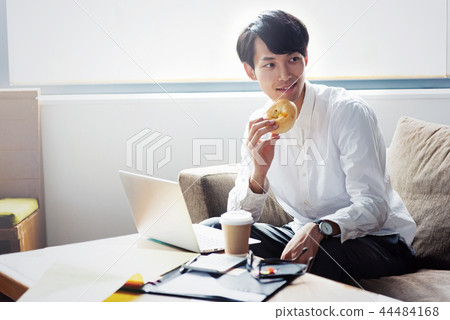 工作的商人,當採取快餐時 工作的商人,當採取快餐時 44484168
