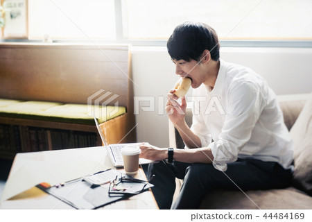 工作的商人,當採取快餐時 工作的商人,當採取快餐時 44484169