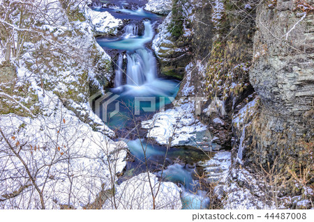 Winter scenery of the waterfall 44487008