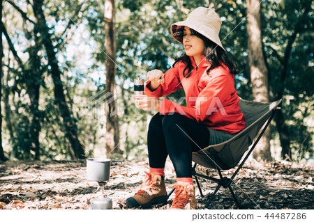 播種在咖啡碾的婦女豆 44487286