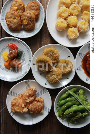 各種便當配菜擺放在小盤子裡 各種便當配菜擺放在小盤子裡 44488883
