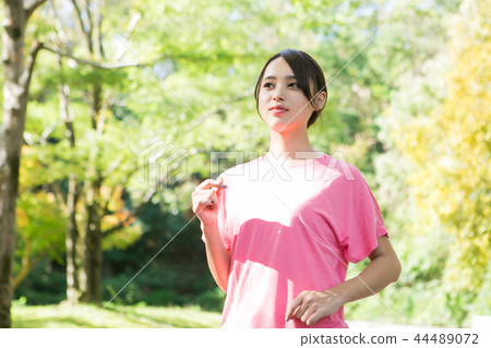 A woman who jogs 44489072