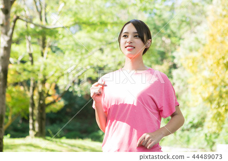 A woman who jogs 44489073