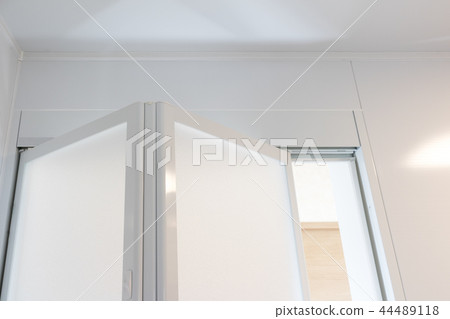 Bathroom entrance 44489118