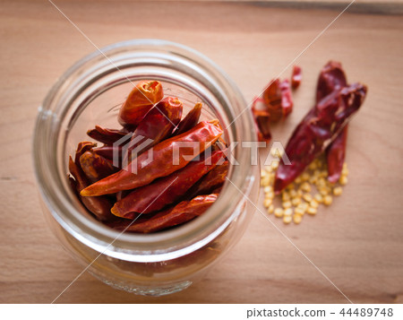  Red peppers 44489748