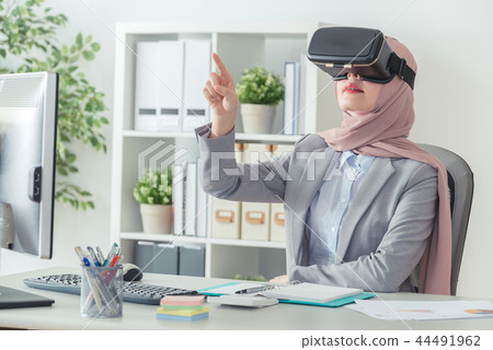 staff wearing VR and pointing finger in the air 44491962