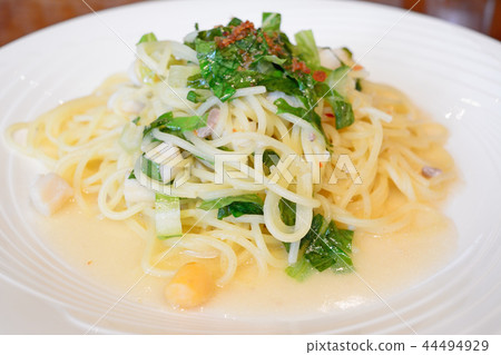 Spaghetti with trabeculae and anchovies, romaine lettuce Spaghetti with trabeculae and anchovies, romaine lettuce 44494929