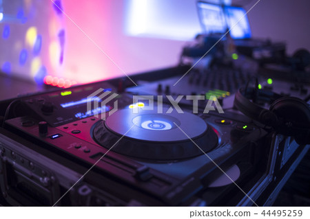 DJ deejay in wedding party 44495259