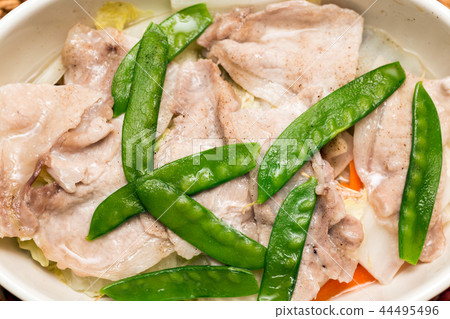 Steamed pork and Chinese cabbage 44495496