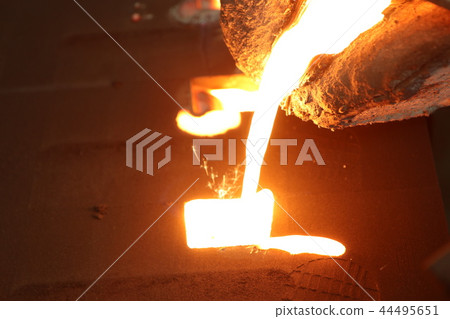 Iron molten metal pouring in sand mold 44495651