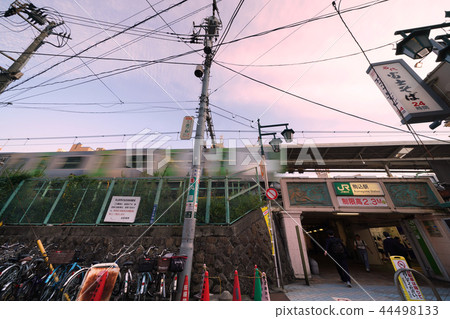 日本的東京都市風景您可以看到Komagome站(東口)等的都市風景 日本的東京都市風景您可以看到Komagome站(東口)等的都市風景 44498133