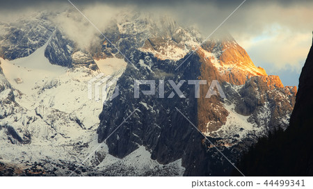 Panorama of Dachstein mountains peaks 44499341