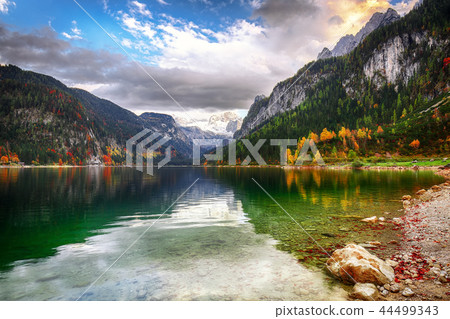 Beautiful view of idyllic colorful autumn scenery 44499343