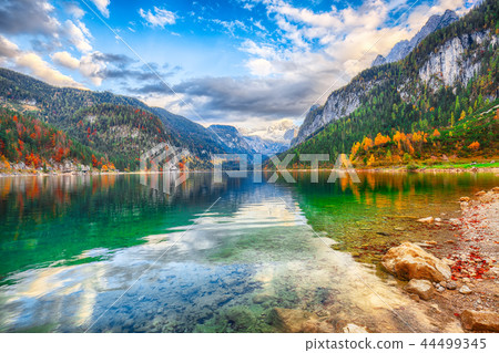Beautiful view of idyllic colorful autumn scenery 44499345