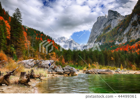 Beautiful view of idyllic colorful autumn scenery 44499361