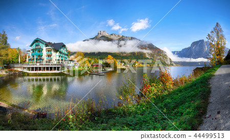 Picturesque autumn scene of Altausseer See lake. 44499513