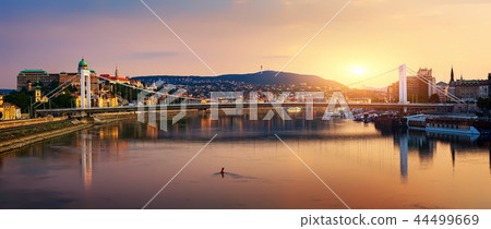 Sunset over Elizabeth bridge 44499669