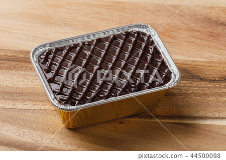 Chocolate cake in aluminium foil tray 44500098