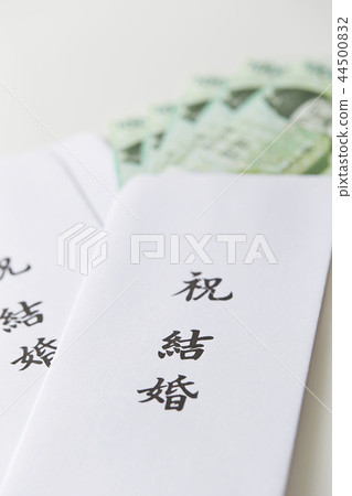 韓國貨幣在一個祝賀袋中贏得了鈔票 韓國貨幣在一個祝賀袋中贏得了鈔票 44500832
