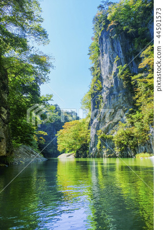 Inhikei Valley (vertical) in early autumn Inhikei Valley (vertical) in early autumn 44501573