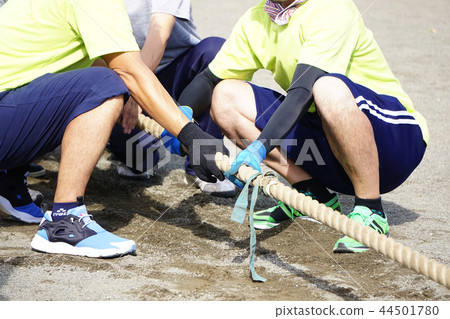 Tug of war 44501780