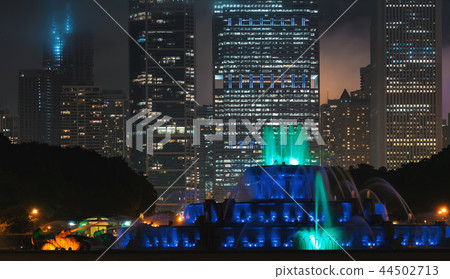 Fountain against the downtown Chicago skyline Fountain against the downtown Chicago skyline 44502713