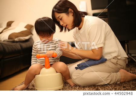男孩在浴室裡訓練 男孩在浴室裡訓練 44502948