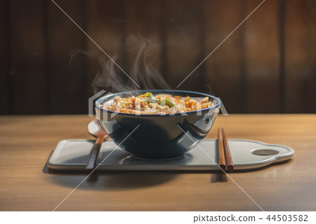 番茄拉麵（番茄拉麵木製的桌子上） 44503582