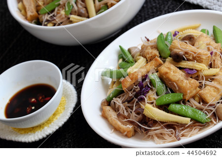 Dry rice vermicelli fried with vegetable Dry rice vermicelli fried with vegetable 44504692