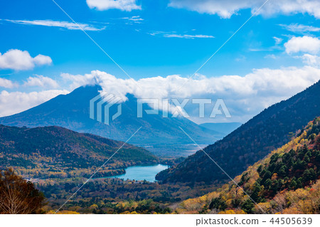 Fall sunlight from Kinsei, autumn leaves Lake Yuno, Mt. 44505639