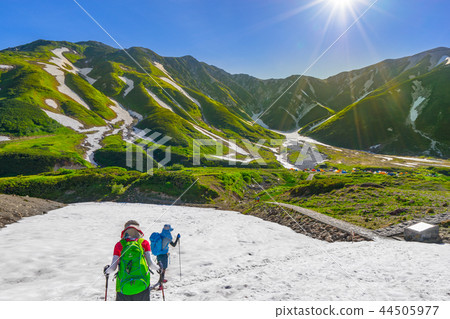 A mountain girl walking in the snow valley of Tateyama (Tateyama Town, Nakashinkawa District, Toyama Prefecture) A mountain girl walking in the snow valley of Tateyama (Tateyama Town, Nakashinkawa District, Toyama Prefecture) 44505977