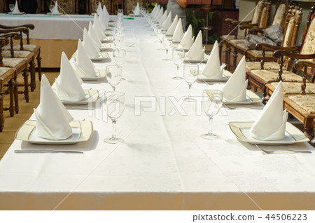 Long served table 44506223