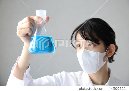 年輕的研究人員進行試 44509221