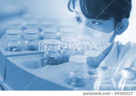 年輕的研究人員進行試 年輕的研究人員進行試 44509227