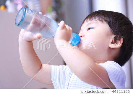 A boy drinking a ramney 44511165