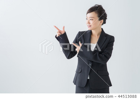 [With clipping path] Woman pointing to the left 44513088
