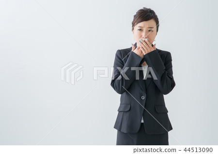 [With clipping path] woman hiding the mouth 44513090