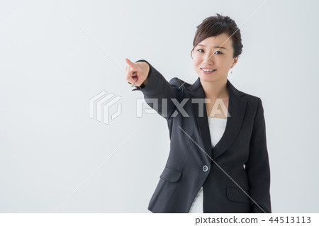 [With clipping path] Woman pointing a finger (smile) 44513113