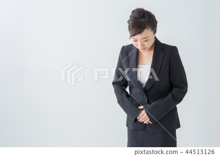 [With clipping path] woman to bow 44513126