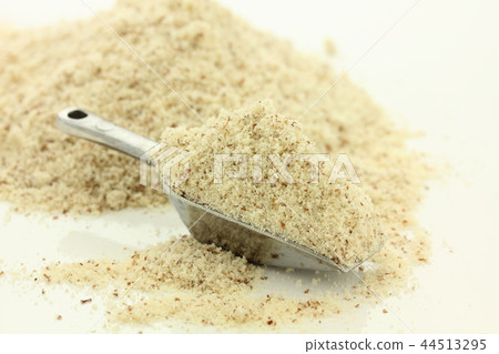 去皮的杏仁粉 去皮的杏仁粉 44513295