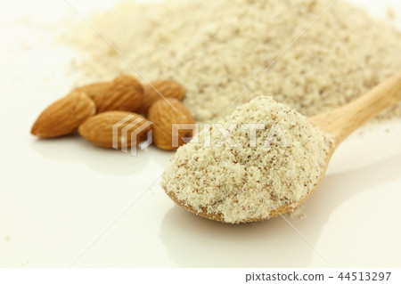 去皮的杏仁粉 去皮的杏仁粉 44513297