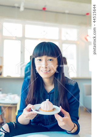 亞洲人 台灣 亞洲 女性 女人 法式 日式 甜點 蛋糕 覆盆莓 生乳酪塔 蔓越莓 草莓下午茶 44515644