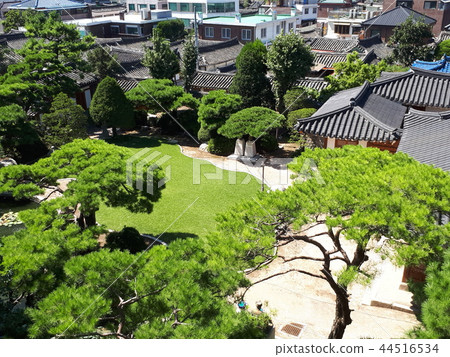 Garden, Hanok, Bukchon Hanok Village, Jongno-gu, Seoul, Korea Garden, Hanok, Bukchon Hanok Village, Jongno-gu, Seoul, Korea 44516534